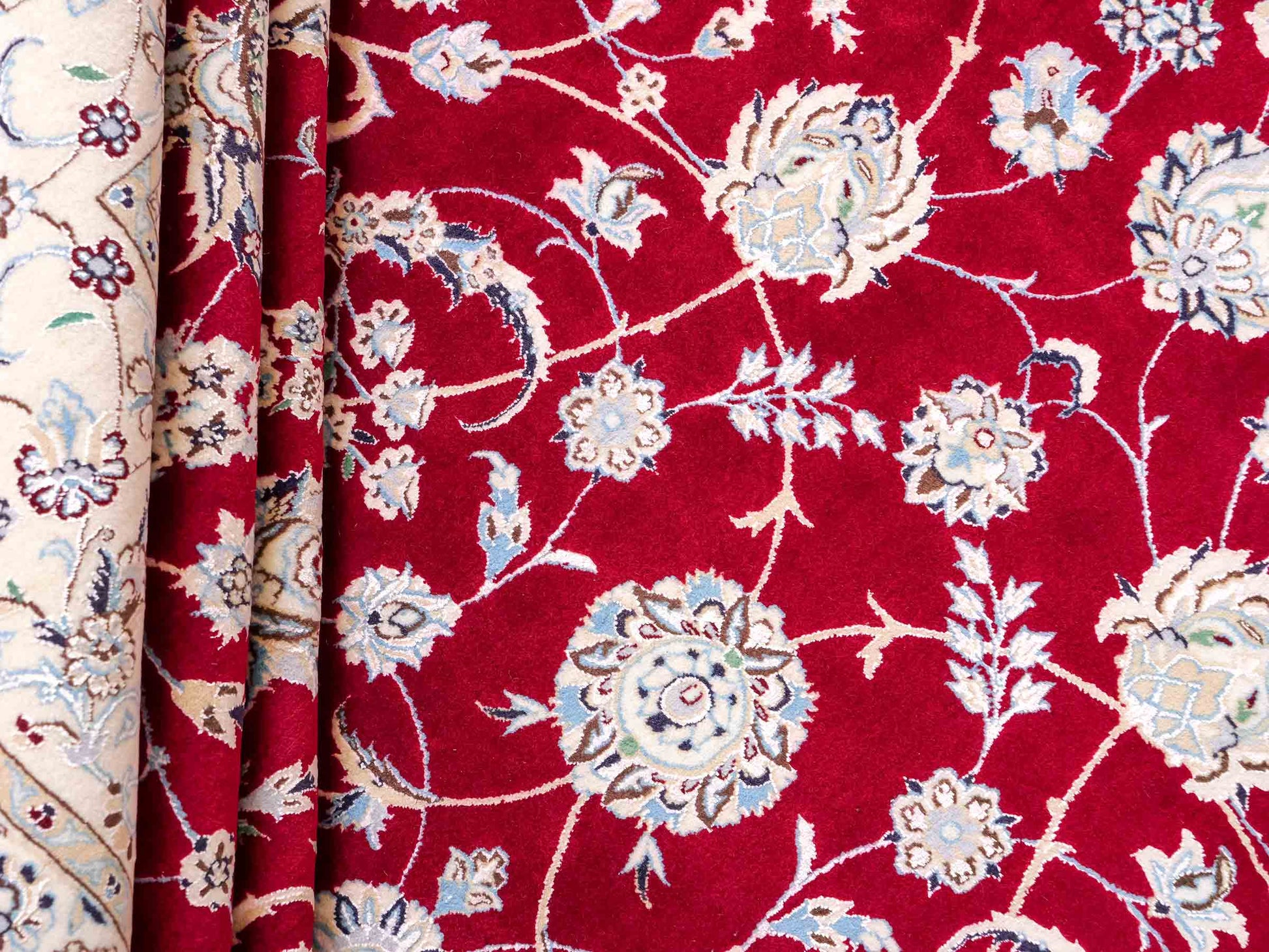 Sehr feiner, handgeknüpfter Nain 6La Perserteppich aus Wolle mit Seide von Khademi. Farbe: Cremeweiß, rot. Größe: 312 x 209 cm. Vertrieb durch JUPITER Intl.