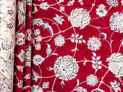 Sehr feiner, handgeknüpfter Nain 6La Perserteppich aus Wolle mit Seide von Khademi. Farbe: Cremeweiß, rot. Größe: 312 x 209 cm. Vertrieb durch JUPITER Intl.