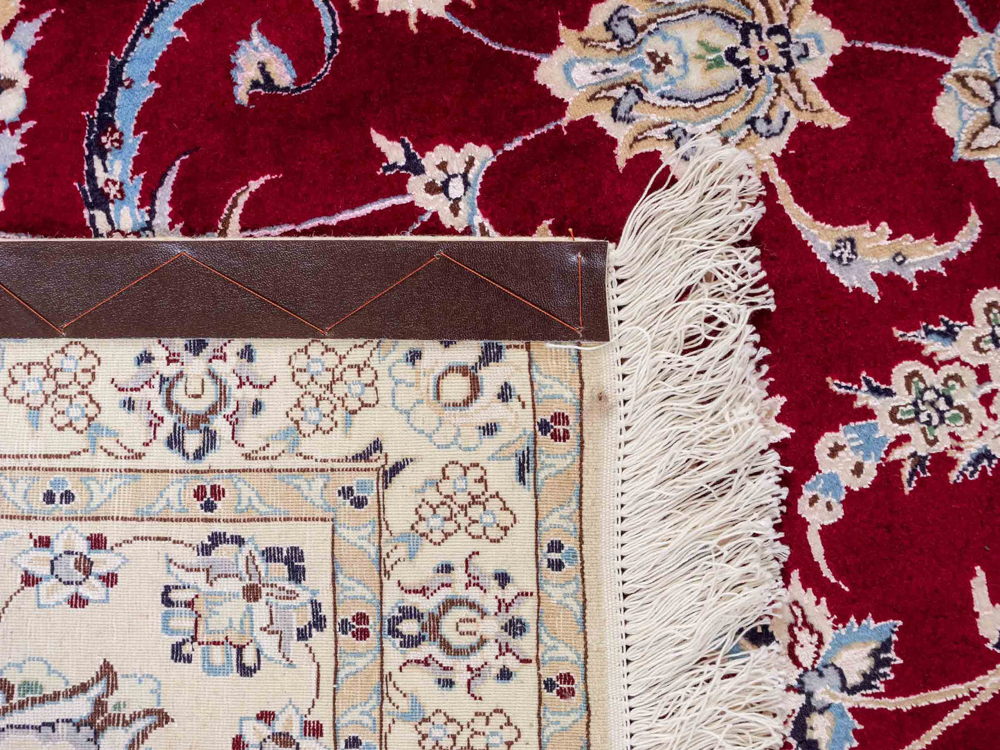 Sehr feiner, handgeknüpfter Nain 6La Perserteppich aus Wolle mit Seide von Khademi. Farbe: Cremeweiß, rot. Größe: 312 x 209 cm. Vertrieb durch JUPITER Intl.