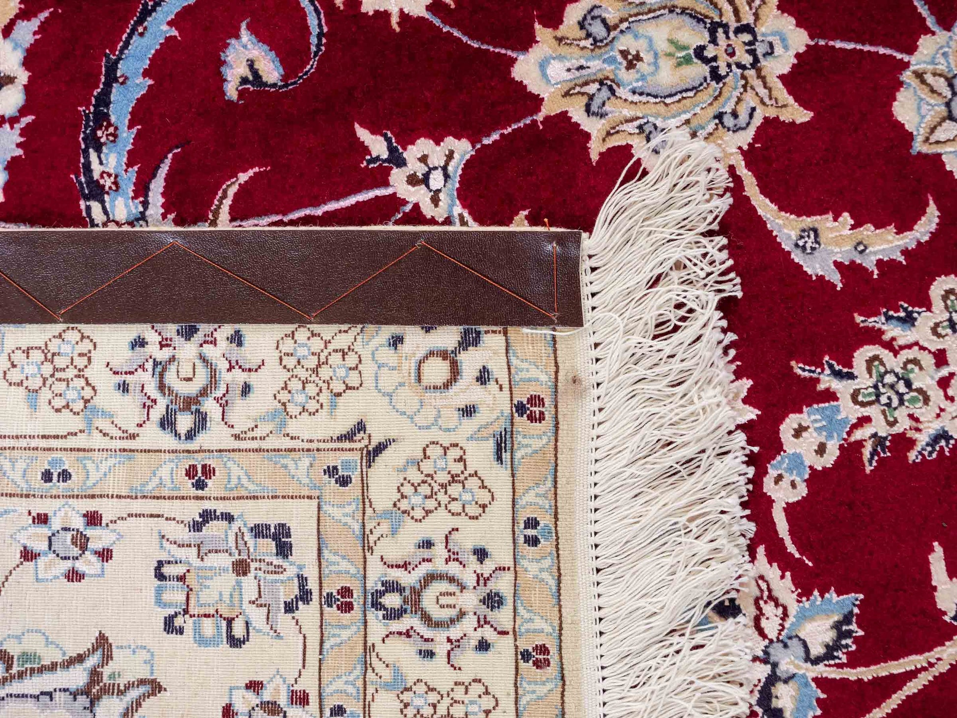 Sehr feiner, handgeknüpfter Nain 6La Perserteppich aus Wolle mit Seide von Khademi. Farbe: Cremeweiß, rot. Größe: 312 x 209 cm. Vertrieb durch JUPITER Intl.