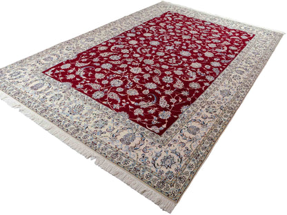 Sehr feiner, handgeknüpfter Nain 6La Perserteppich aus Wolle mit Seide von Khademi. Farbe: Cremeweiß, rot. Größe: 312 x 209 cm. Vertrieb durch JUPITER Intl.