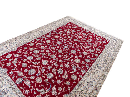 Sehr feiner, handgeknüpfter Nain 6La Perserteppich aus Wolle mit Seide von Khademi. Farbe: Cremeweiß, rot. Größe: 312 x 209 cm. Vertrieb durch JUPITER Intl.
