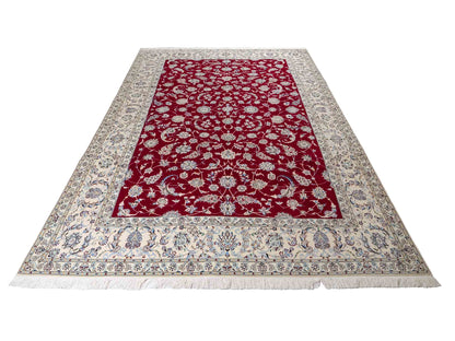 Sehr feiner, handgeknüpfter Nain 6La Perserteppich aus Wolle mit Seide von Khademi. Farbe: Cremeweiß, rot. Größe: 312 x 209 cm. Vertrieb durch JUPITER Intl.