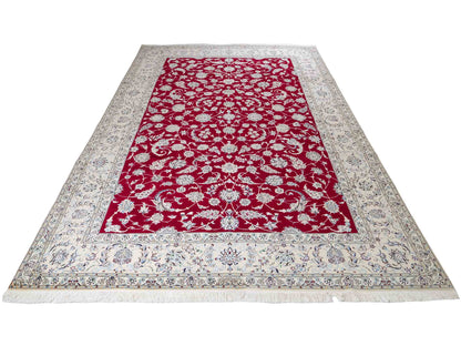 Sehr feiner, handgeknüpfter Nain 6La Perserteppich aus Wolle mit Seide von Khademi. Farbe: Cremeweiß, rot. Größe: 312 x 209 cm. Vertrieb durch JUPITER Intl.