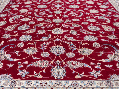 Sehr feiner, handgeknüpfter Nain 6La Perserteppich aus Wolle mit Seide von Khademi. Farbe: Cremeweiß, rot. Größe: 312 x 209 cm. Vertrieb durch JUPITER Intl.