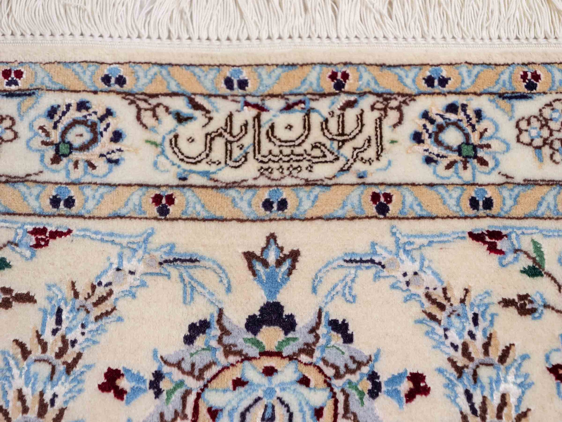Sehr feiner, handgeknüpfter Nain 6La Perserteppich aus Wolle mit Seide von Khademi. Farbe: Cremeweiß, rot. Größe: 312 x 209 cm. Vertrieb durch JUPITER Intl.