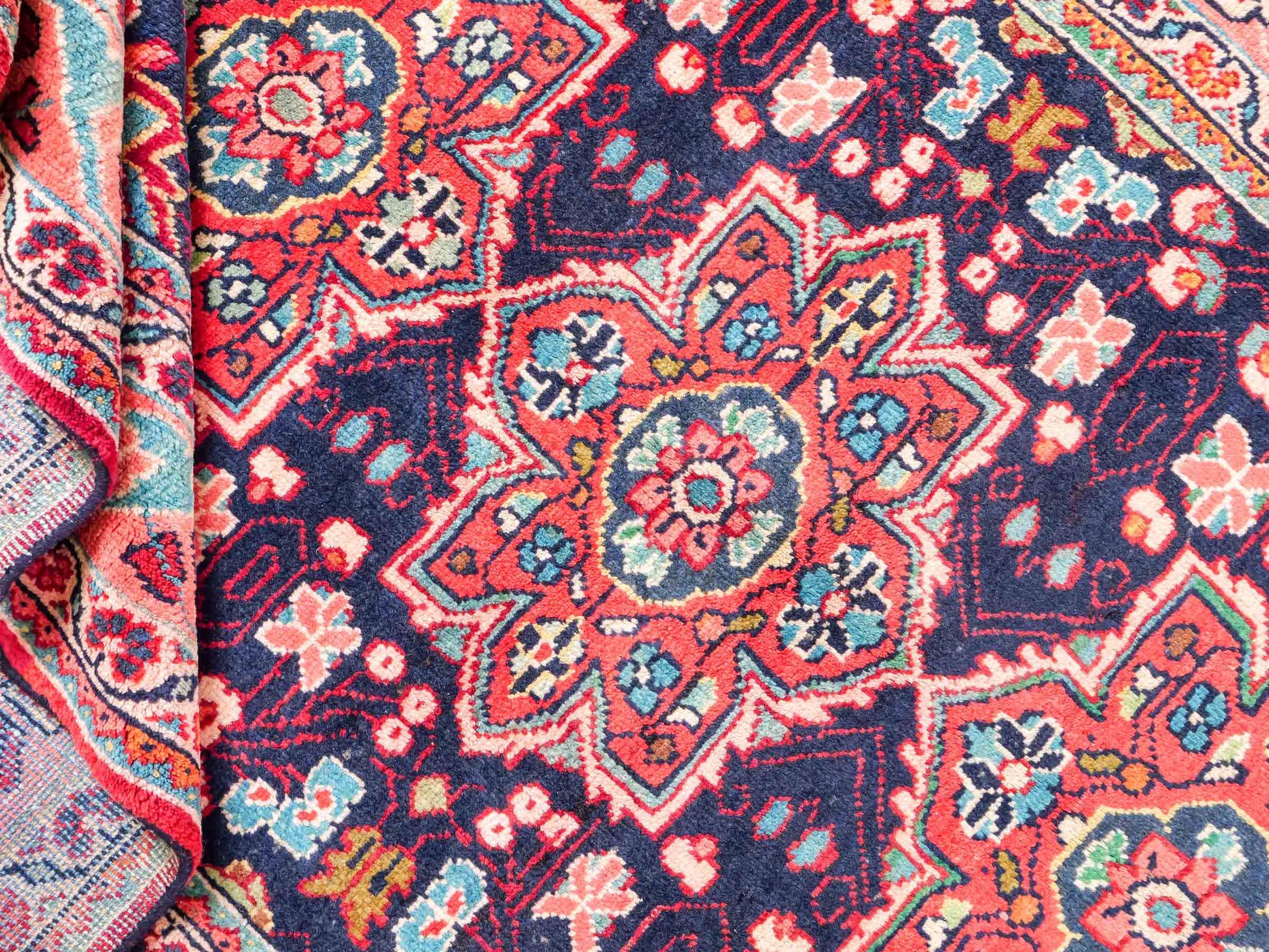 Handgeknüpfter Sarough Mahal Perserteppich aus Wolle von Khademi. Farbe: Blau, Rot. Größe: 317 x 137 cm. Vertrieb durch JUPITER Intl.