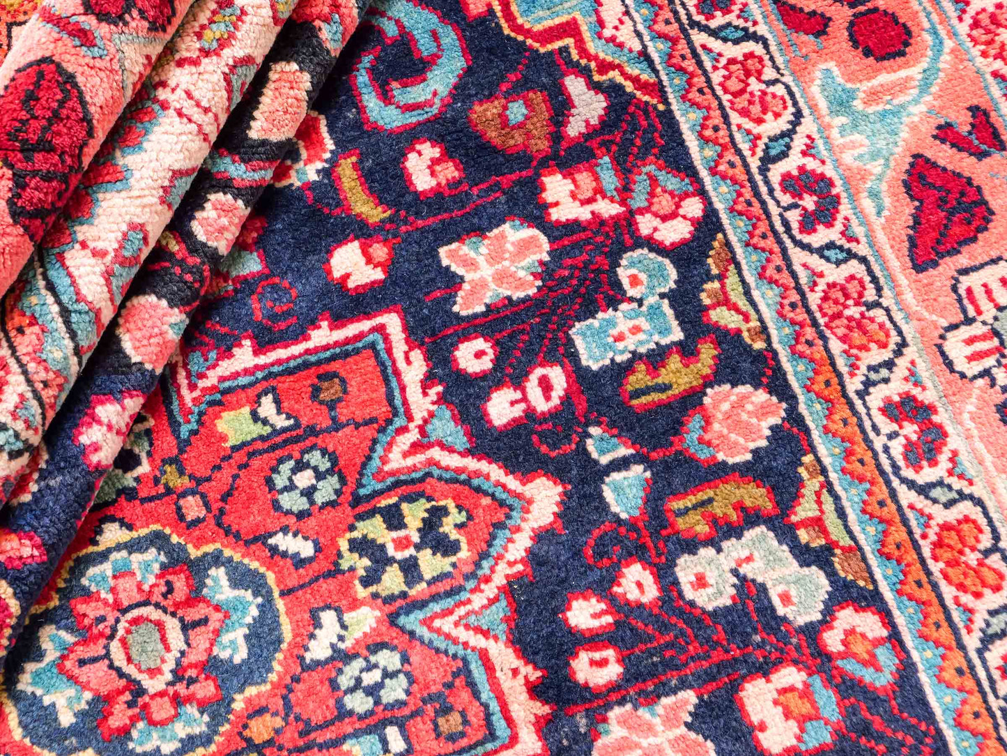 Handgeknüpfter Sarough Mahal Perserteppich aus Wolle von Khademi. Farbe: Blau, Rot. Größe: 317 x 137 cm. Vertrieb durch JUPITER Intl.