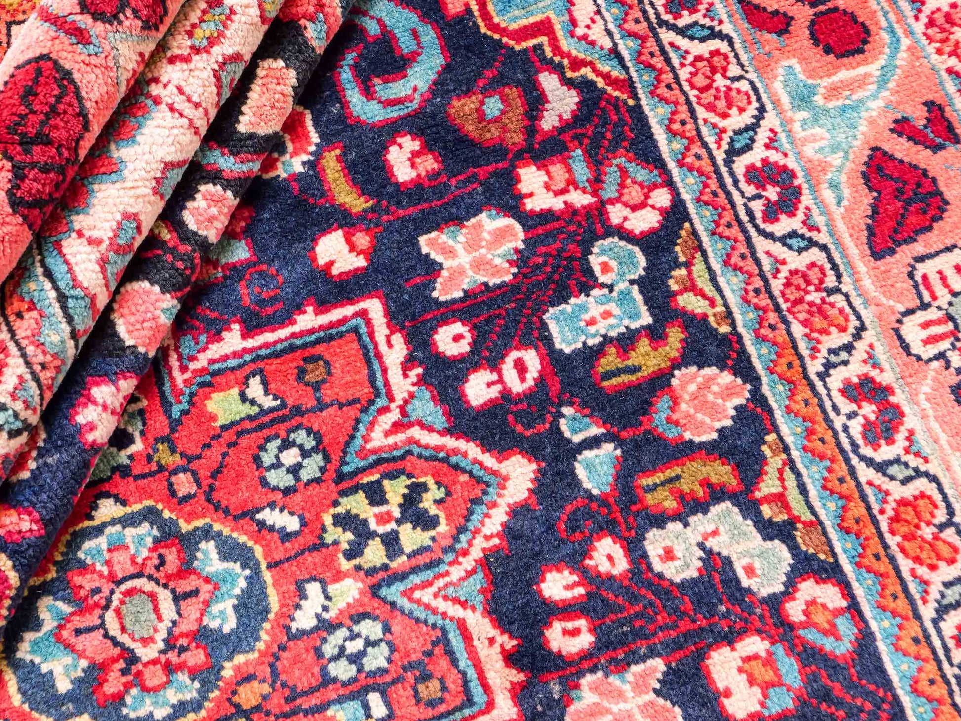 Handgeknüpfter Sarough Mahal Perserteppich aus Wolle von Khademi. Farbe: Blau, Rot. Größe: 317 x 137 cm. Vertrieb durch JUPITER Intl.