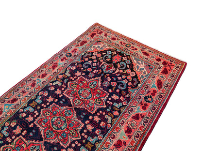 Handgeknüpfter Sarough Mahal Perserteppich aus Wolle von Khademi. Farbe: Blau, Rot. Größe: 317 x 137 cm. Vertrieb durch JUPITER Intl.