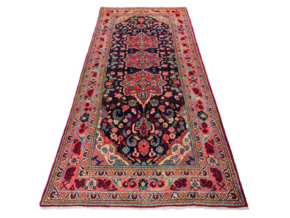 Handgeknüpfter Sarough Mahal Perserteppich aus Wolle von Khademi. Farbe: Blau, Rot. Größe: 317 x 137 cm. Vertrieb durch JUPITER Intl.