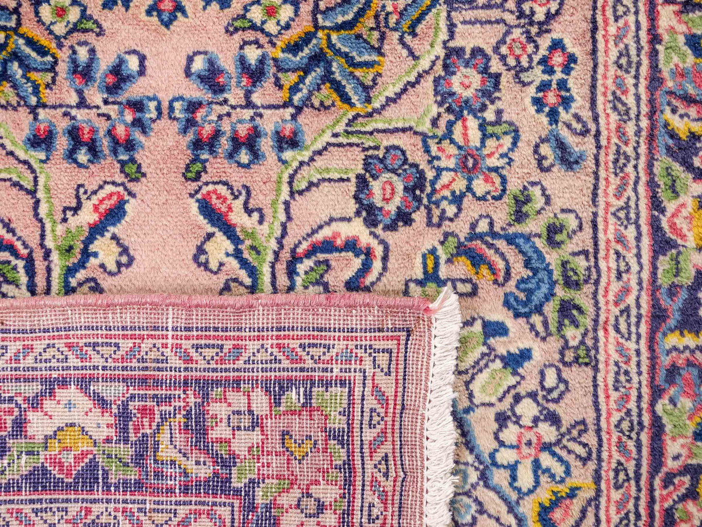 Feiner, handgeknüpfter Sarough Perserteppich Läufer aus Wolle von Khademi. Größe: 423 x 75 cm. Farbe: Rosarot, blau. Verkauf durch JUPITER Intl.
