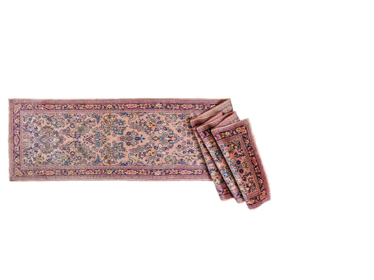 Feiner, handgeknüpfter Sarough Perserteppich Läufer aus Wolle von Khademi. Größe: 423 x 75 cm. Farbe: Rosarot, blau. Verkauf durch JUPITER Intl.