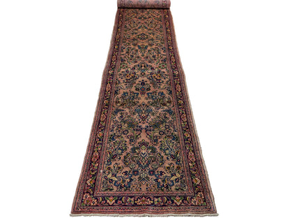 Feiner, handgeknüpfter Sarough Perserteppich Läufer aus Wolle von Khademi. Größe: 423 x 75 cm. Farbe: Rosarot, blau. Verkauf durch JUPITER Intl.