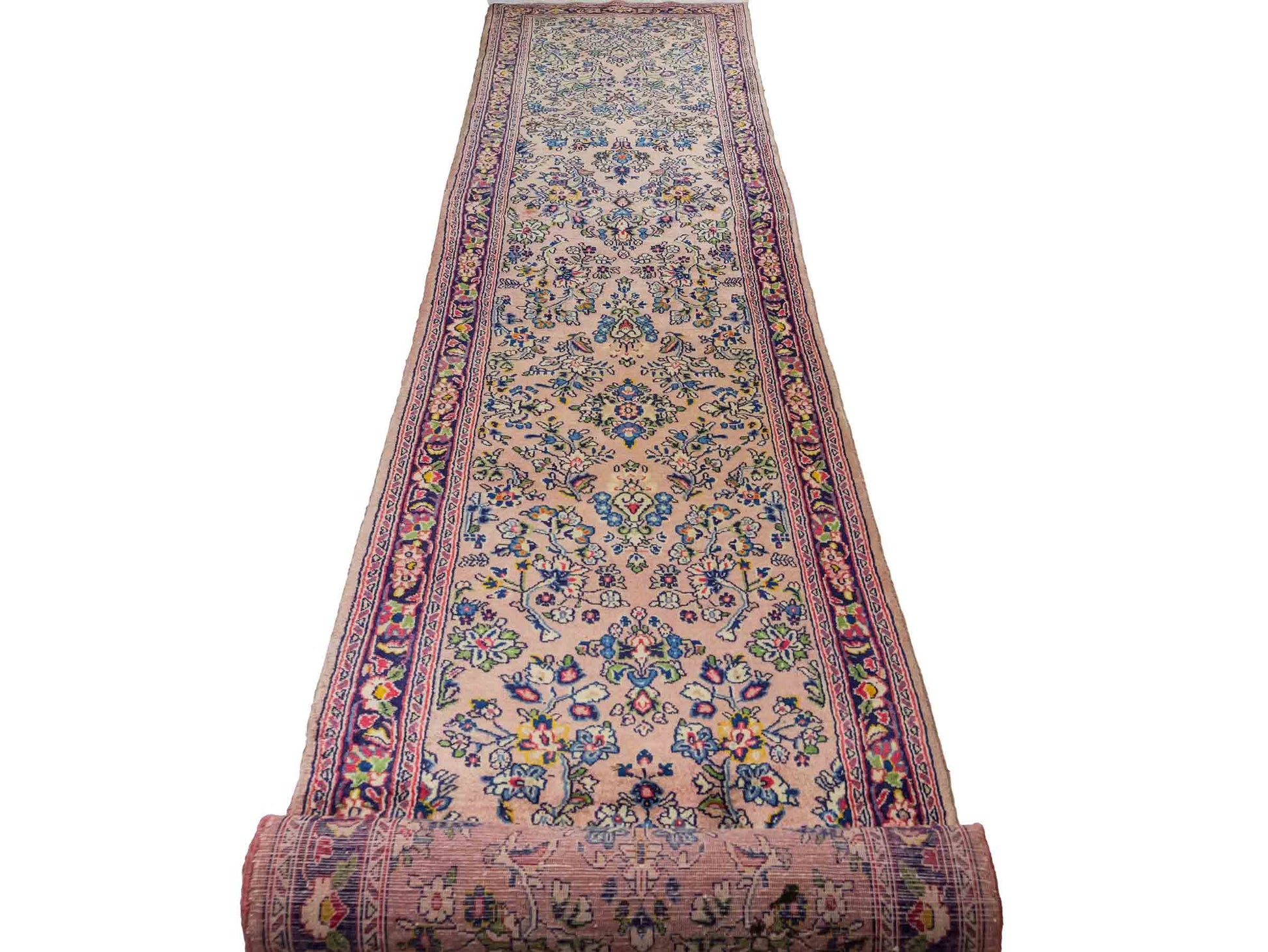 Feiner, handgeknüpfter Sarough Perserteppich Läufer aus Wolle von Khademi. Größe: 423 x 75 cm. Farbe: Rosarot, blau. Verkauf durch JUPITER Intl.