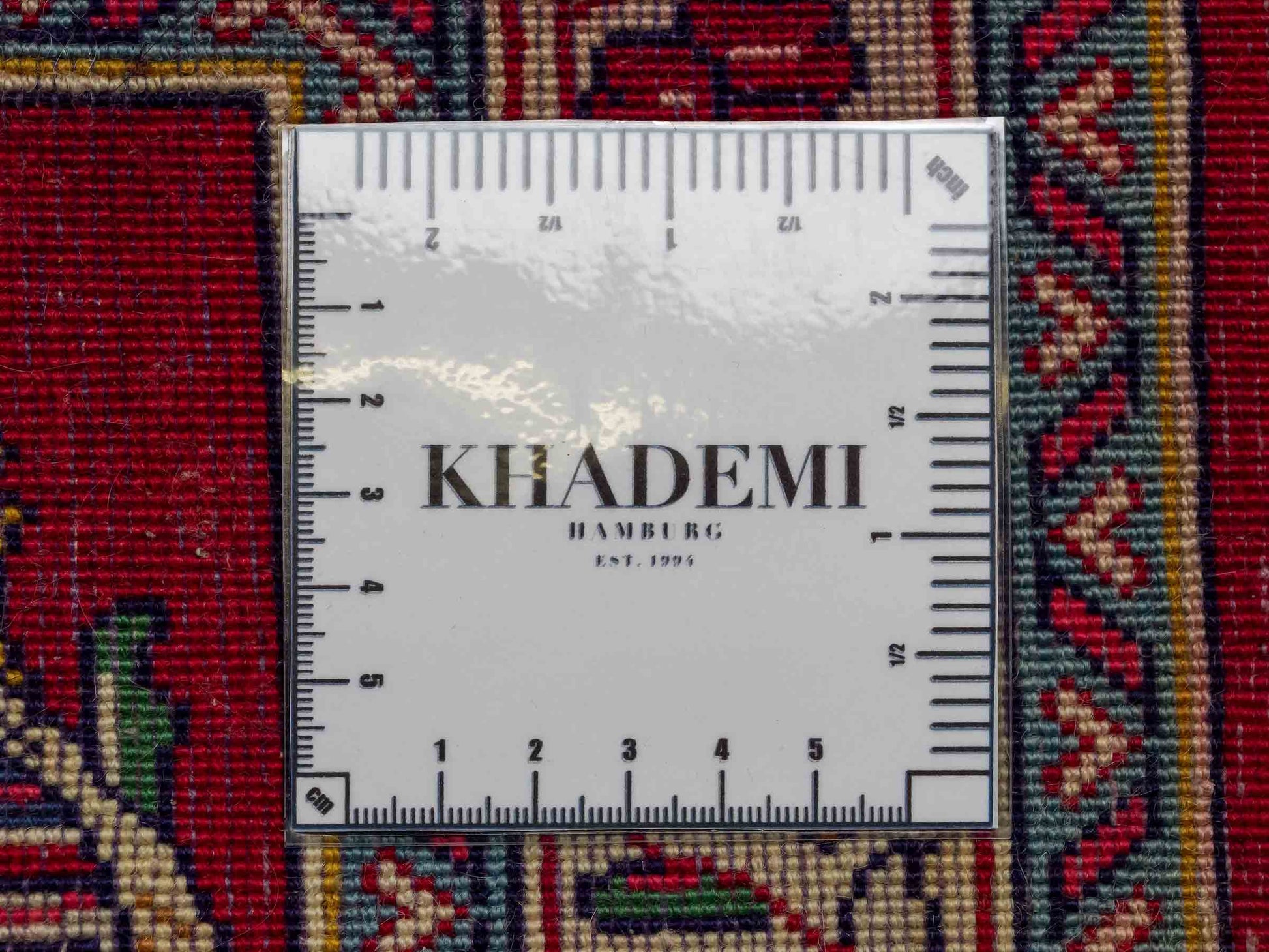 Feiner, handgeknüpfter Sarough Perserteppich aus Wolle von Khademi, rot. 0,84 x 0,69 m. Vertrieb durch JUPITER Intl.