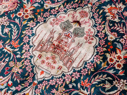 Sehr feiner, handgeknüpfter Ghom Seidenteppich aus reiner Seide mit Medaillon von Khademi. Größe: 198 x 133 cm. Farbe: Grün, orange. RB3-1605. Ursprung: Iran / Persien. Verkauf durch JUPITER Intl.