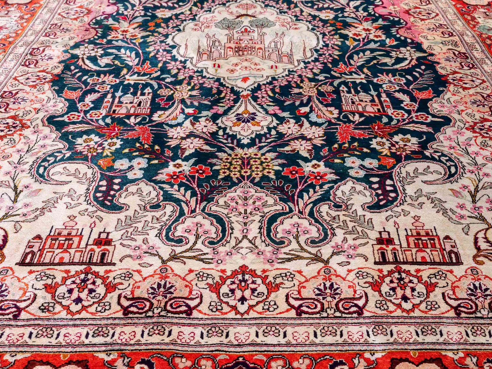 Sehr feiner, handgeknüpfter Ghom Seidenteppich aus reiner Seide mit Medaillon von Khademi. Größe: 198 x 133 cm. Farbe: Grün, orange. RB3-1605. Ursprung: Iran / Persien. Verkauf durch JUPITER Intl.