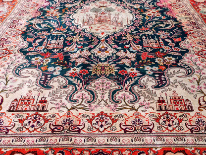 Sehr feiner, handgeknüpfter Ghom Seidenteppich aus reiner Seide mit Medaillon von Khademi. Größe: 198 x 133 cm. Farbe: Grün, orange. RB3-1605. Ursprung: Iran / Persien. Verkauf durch JUPITER Intl.