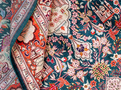 Sehr feiner, handgeknüpfter Ghom Seidenteppich aus reiner Seide mit Medaillon von Khademi. Größe: 198 x 133 cm. Farbe: Grün, orange. RB3-1605. Ursprung: Iran / Persien. Verkauf durch JUPITER Intl.