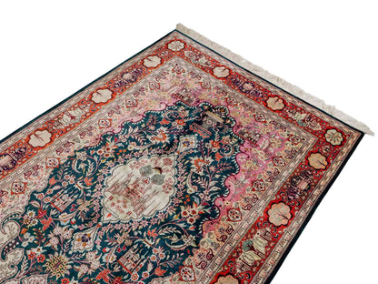 Sehr feiner, handgeknüpfter Ghom Seidenteppich aus reiner Seide mit Medaillon von Khademi. Größe: 198 x 133 cm. Farbe: Grün, orange. RB3-1605. Ursprung: Iran / Persien. Verkauf durch JUPITER Intl.