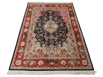 Sehr feiner, handgeknüpfter Ghom Seidenteppich aus reiner Seide mit Medaillon von Khademi. Größe: 198 x 133 cm. Farbe: Grün, orange. RB3-1605. Ursprung: Iran / Persien. Verkauf durch JUPITER Intl.