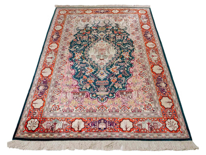 Sehr feiner, handgeknüpfter Ghom Seidenteppich aus reiner Seide mit Medaillon von Khademi. Größe: 198 x 133 cm. Farbe: Grün, orange. RB3-1605. Ursprung: Iran / Persien. Verkauf durch JUPITER Intl.
