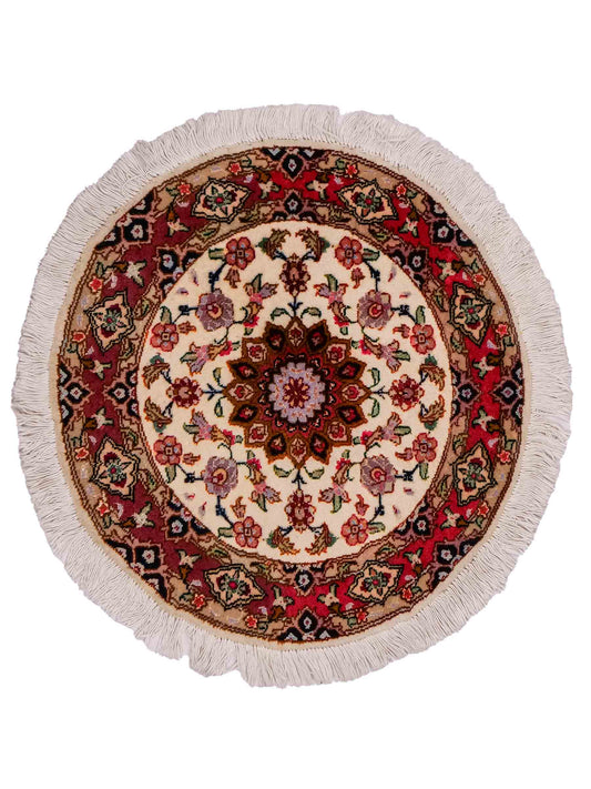 Sehr feiner, handgeknüpfter Täbriz Perserteppich aus Wolle mit Seide von Khademi. Farbe: Cremeweiß, rosa. Größe: 50 x 50 cm. Form: Rund. Vertrieb durch JUPITER Intl.