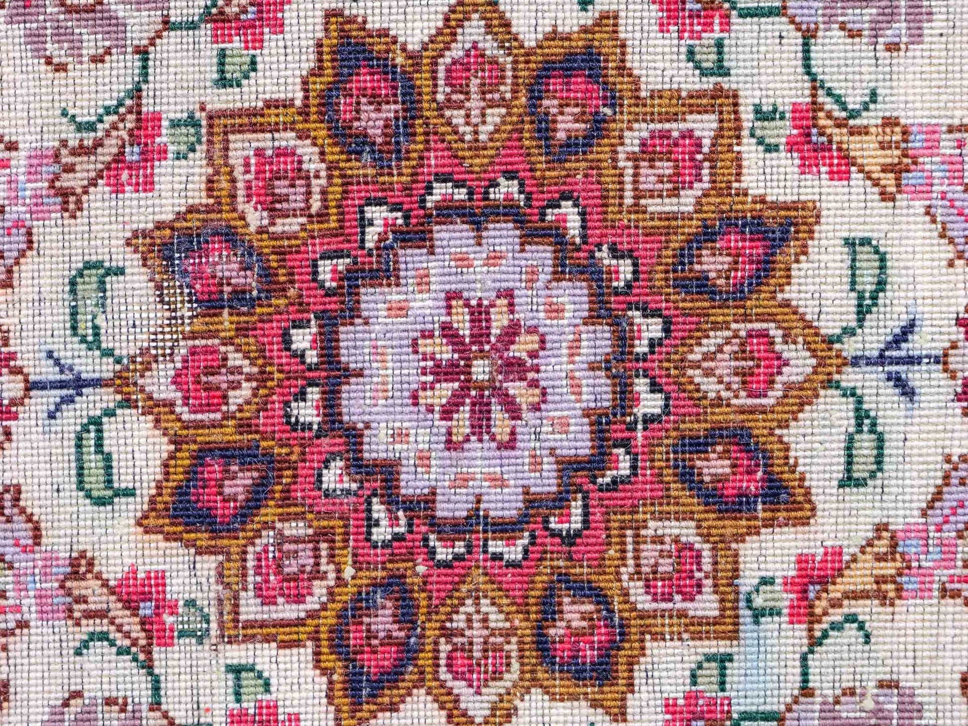 Sehr feiner, handgeknüpfter Täbriz Perserteppich aus Wolle mit Seide von Khademi. Farbe: Cremeweiß, rosa. Größe: 50 x 50 cm. Form: Rund. Vertrieb durch JUPITER Intl.
