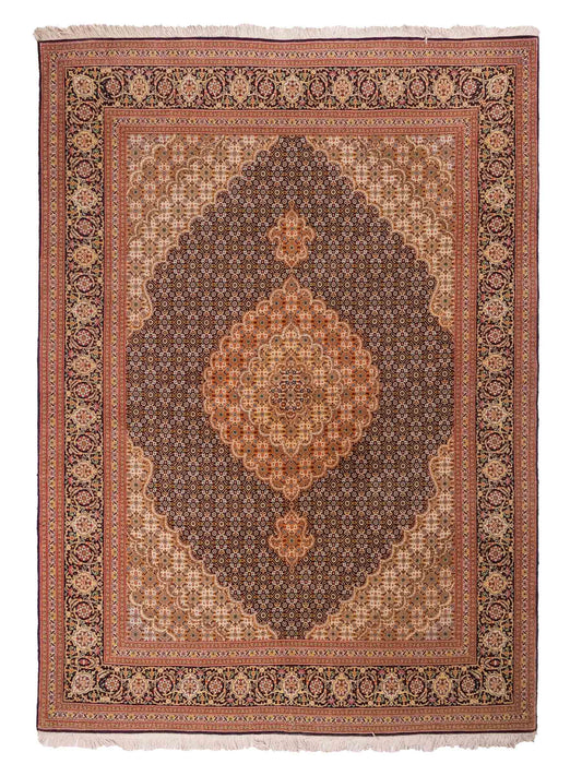 Sehr feiner, handgeknüpfter Täbriz Mahi Perserteppich aus Wolle und Seide mit Medaillon von Khademi. Größe: 220 x 157 cm. Farbe: Blau, braun. RB3-49. Verkauf durch JUPITER Intl.