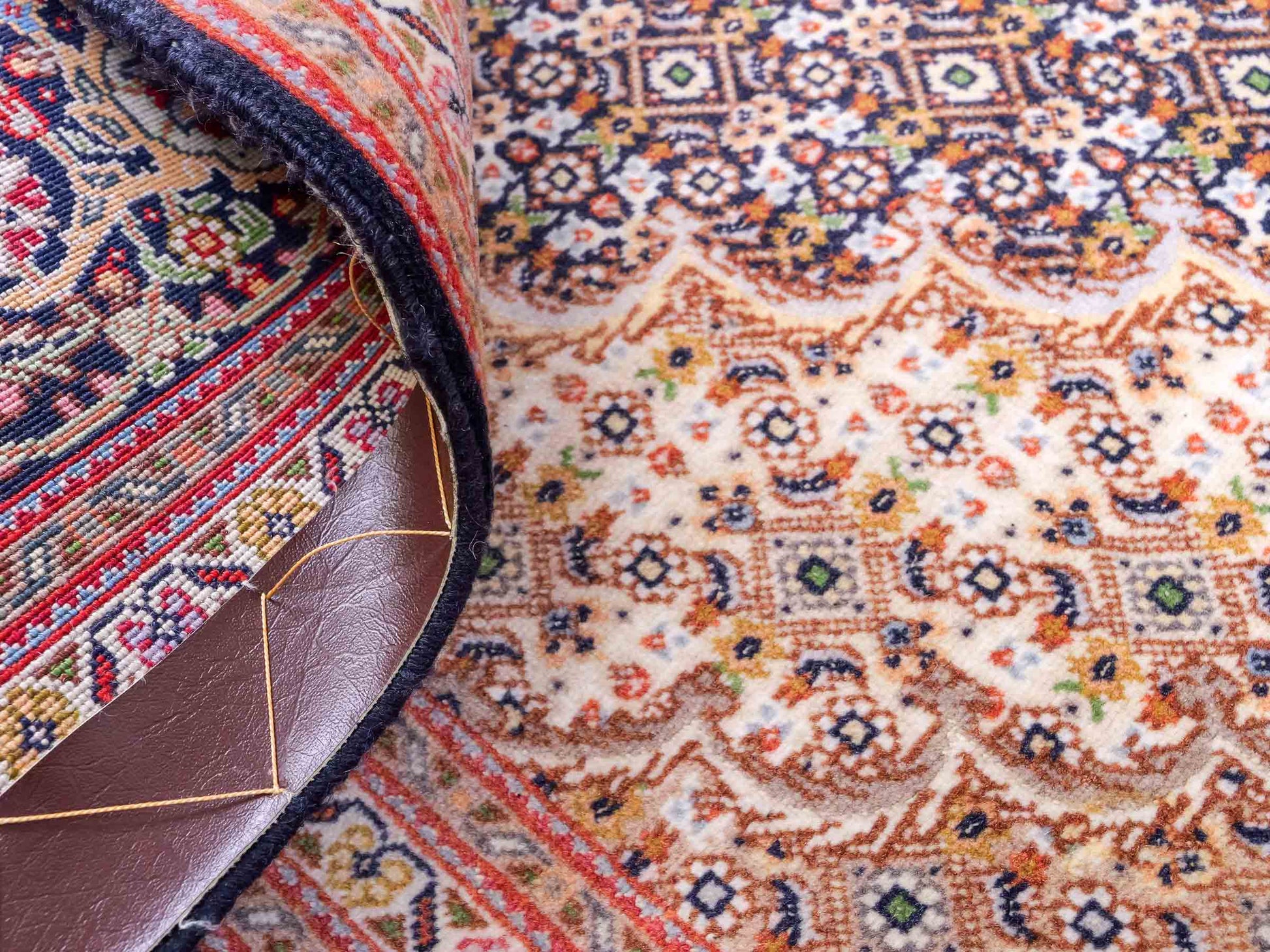 Sehr feiner, handgeknüpfter Täbriz Mahi Perserteppich aus Wolle und Seide mit Medaillon von Khademi. Größe: 220 x 157 cm. Farbe: Blau, braun. RB3-49. Verkauf durch JUPITER Intl.