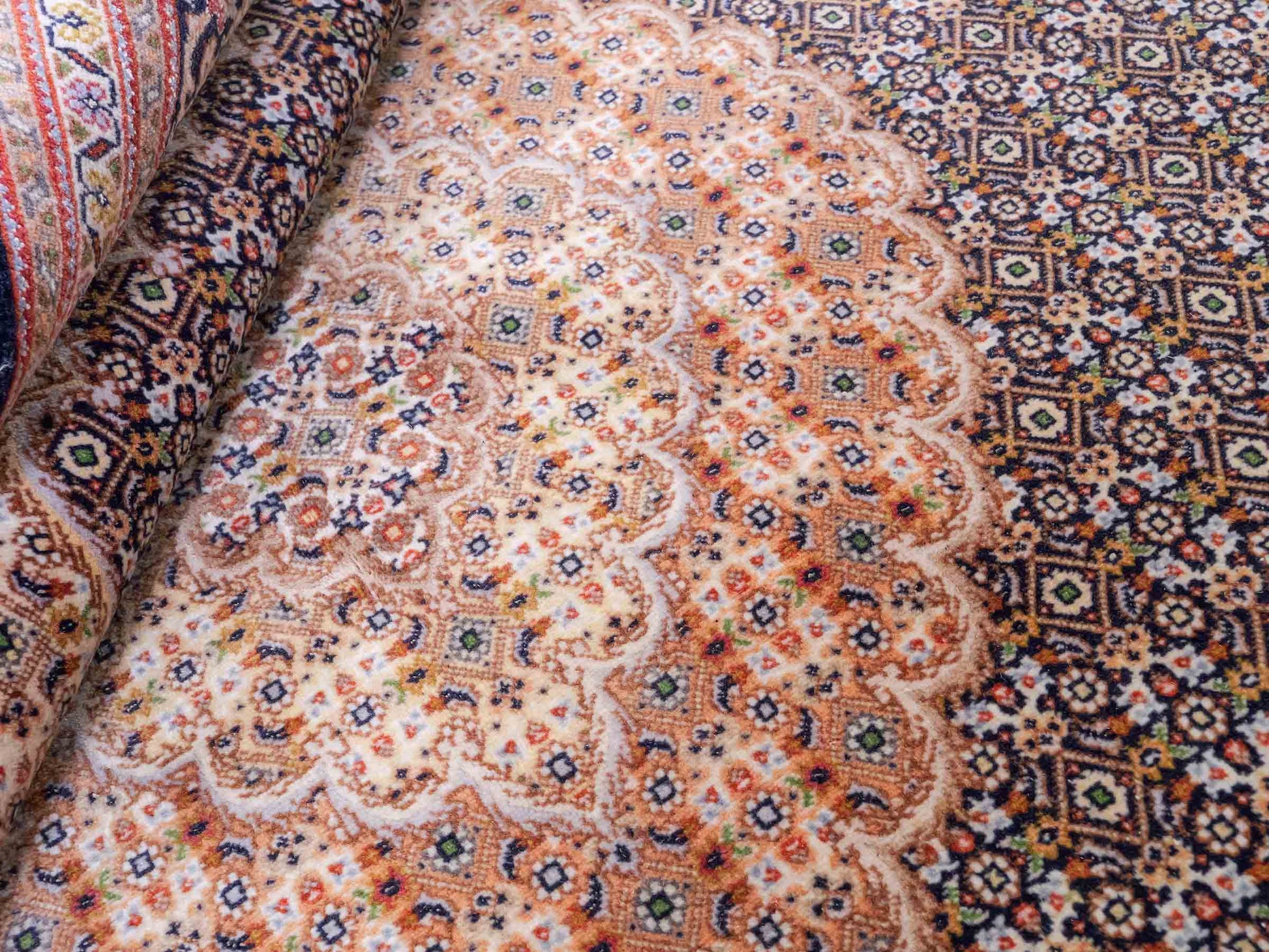 Sehr feiner, handgeknüpfter Täbriz Mahi Perserteppich aus Wolle und Seide mit Medaillon von Khademi. Größe: 220 x 157 cm. Farbe: Blau, braun. RB3-49. Verkauf durch JUPITER Intl.