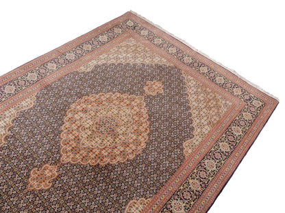 Sehr feiner, handgeknüpfter Täbriz Mahi Perserteppich aus Wolle und Seide mit Medaillon von Khademi. Größe: 220 x 157 cm. Farbe: Blau, braun. RB3-49. Verkauf durch JUPITER Intl.
