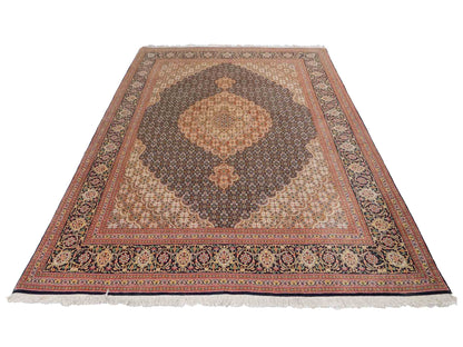Sehr feiner, handgeknüpfter Täbriz Mahi Perserteppich aus Wolle und Seide mit Medaillon von Khademi. Größe: 220 x 157 cm. Farbe: Blau, braun. RB3-49. Verkauf durch JUPITER Intl.