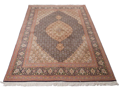 Sehr feiner, handgeknüpfter Täbriz Mahi Perserteppich aus Wolle und Seide mit Medaillon von Khademi. Größe: 220 x 157 cm. Farbe: Blau, braun. RB3-49. Verkauf durch JUPITER Intl.