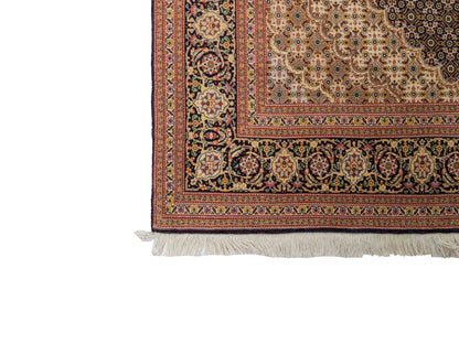 Sehr feiner, handgeknüpfter Täbriz Mahi Perserteppich aus Wolle und Seide mit Medaillon von Khademi. Größe: 220 x 157 cm. Farbe: Blau, braun. RB3-49. Verkauf durch JUPITER Intl.