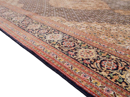 Sehr feiner, handgeknüpfter Täbriz Mahi Perserteppich aus Wolle und Seide mit Medaillon von Khademi. Größe: 220 x 157 cm. Farbe: Blau, braun. RB3-49. Verkauf durch JUPITER Intl.