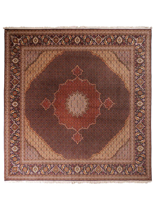 Sehr feiner, handgeknüpfter Täbriz Mahi Perserteppich aus Wolle und Seide mit von Khademi. Größe: 249 x 248 cm. Farbe: Blau, orange, beige, creme. Verkauf durch JUPITER Intl.