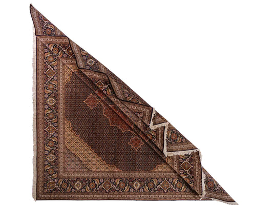 Sehr feiner, handgeknüpfter Täbriz Mahi Perserteppich aus Wolle und Seide mit von Khademi. Größe: 249 x 248 cm. Farbe: Blau, orange, beige, creme. Verkauf durch JUPITER Intl.