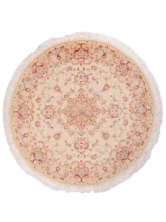 Sehr feiner, handgeknüpfter Täbriz Perserteppich aus Wolle und Seide mit von Khademi. Größe: 148 x 147cm. Farbe: Weiß, creme, rosa. Verkauf durch JUPITER Intl.
