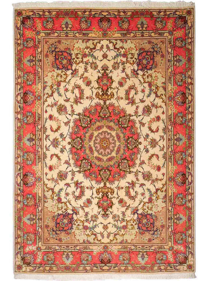 Sehr feiner, handgeknüpfter Khademi Täbriz Perserteppich aus Wolle mit Seide, creme, pink. 201x153 cm. Verkauf durch Jupiter Intl.