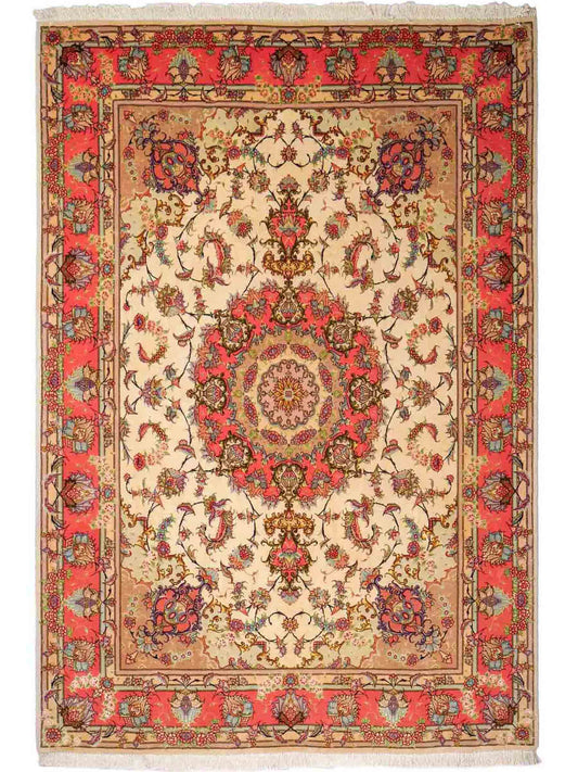 Sehr feiner, handgeknüpfter Khademi Täbriz Perserteppich aus Wolle mit Seide, creme, pink. 201x153 cm. Verkauf durch Jupiter Intl.