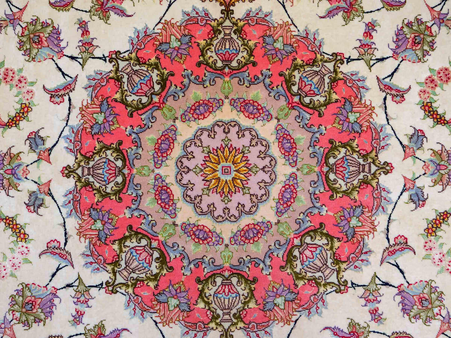 Sehr feiner, handgeknüpfter Khademi Täbriz Perserteppich aus Wolle mit Seide, creme, pink. 201x153 cm. Verkauf durch Jupiter Intl.