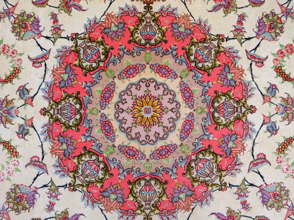 Sehr feiner, handgeknüpfter Khademi Täbriz Perserteppich aus Wolle mit Seide, creme, pink. 201x153 cm. Verkauf durch Jupiter Intl.