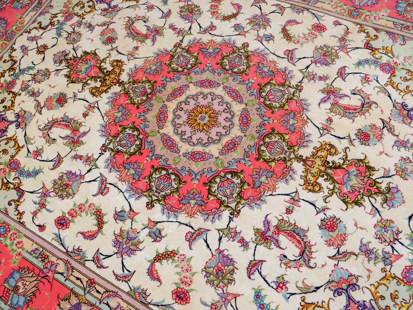 Sehr feiner, handgeknüpfter Khademi Täbriz Perserteppich aus Wolle mit Seide, creme, pink. 201x153 cm. Verkauf durch Jupiter Intl.