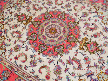 Sehr feiner, handgeknüpfter Khademi Täbriz Perserteppich aus Wolle mit Seide, creme, pink. 201x153 cm. Verkauf durch Jupiter Intl.