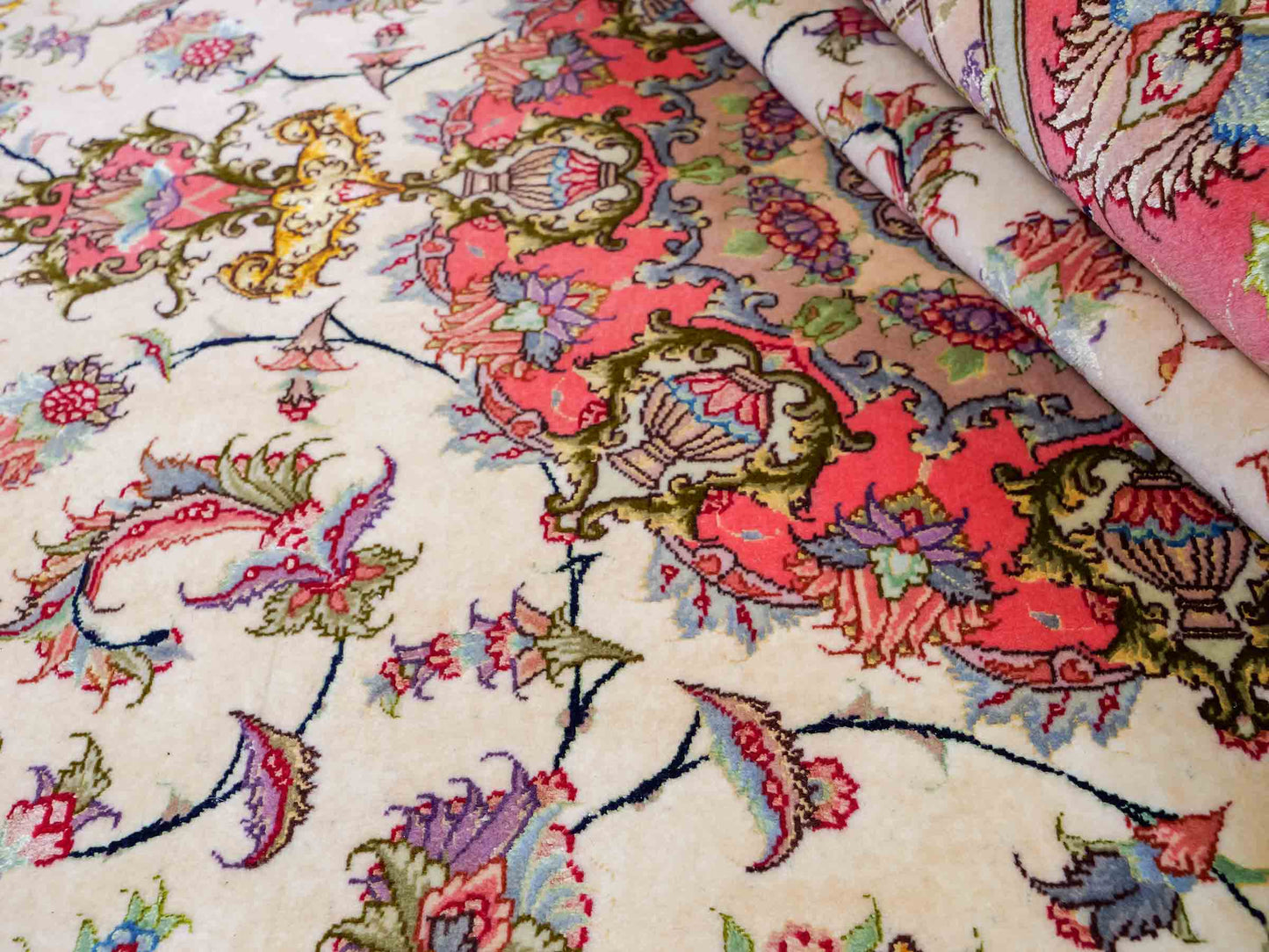 Sehr feiner, handgeknüpfter Khademi Täbriz Perserteppich aus Wolle mit Seide, creme, pink. 201x153 cm. Verkauf durch Jupiter Intl.