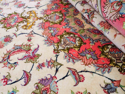Sehr feiner, handgeknüpfter Khademi Täbriz Perserteppich aus Wolle mit Seide, creme, pink. 201x153 cm. Verkauf durch Jupiter Intl.