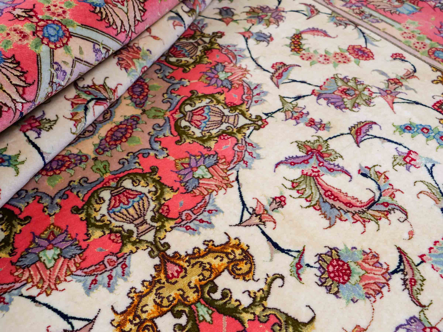 Sehr feiner, handgeknüpfter Khademi Täbriz Perserteppich aus Wolle mit Seide, creme, pink. 201x153 cm. Verkauf durch Jupiter Intl.