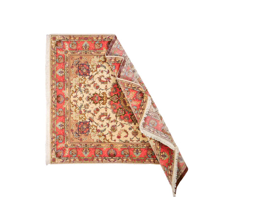 Sehr feiner, handgeknüpfter Khademi Täbriz Perserteppich aus Wolle mit Seide, creme, pink. 201x153 cm. Verkauf durch Jupiter Intl.